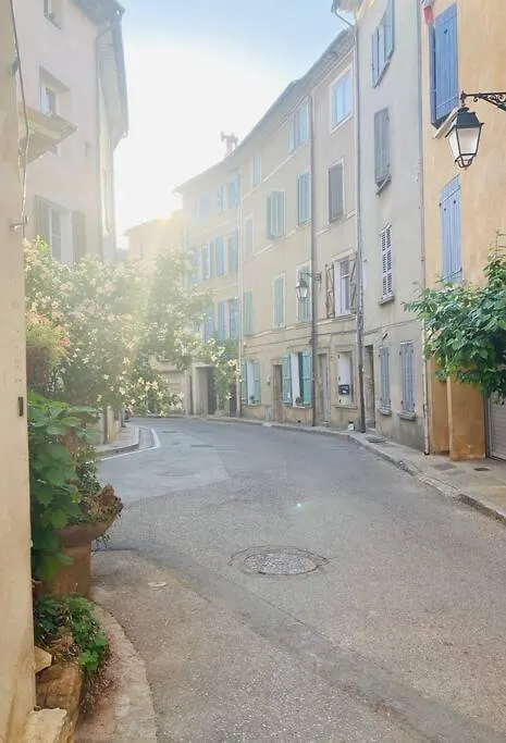Hébergement de vacances Charmante petite maison de village au centre Correns